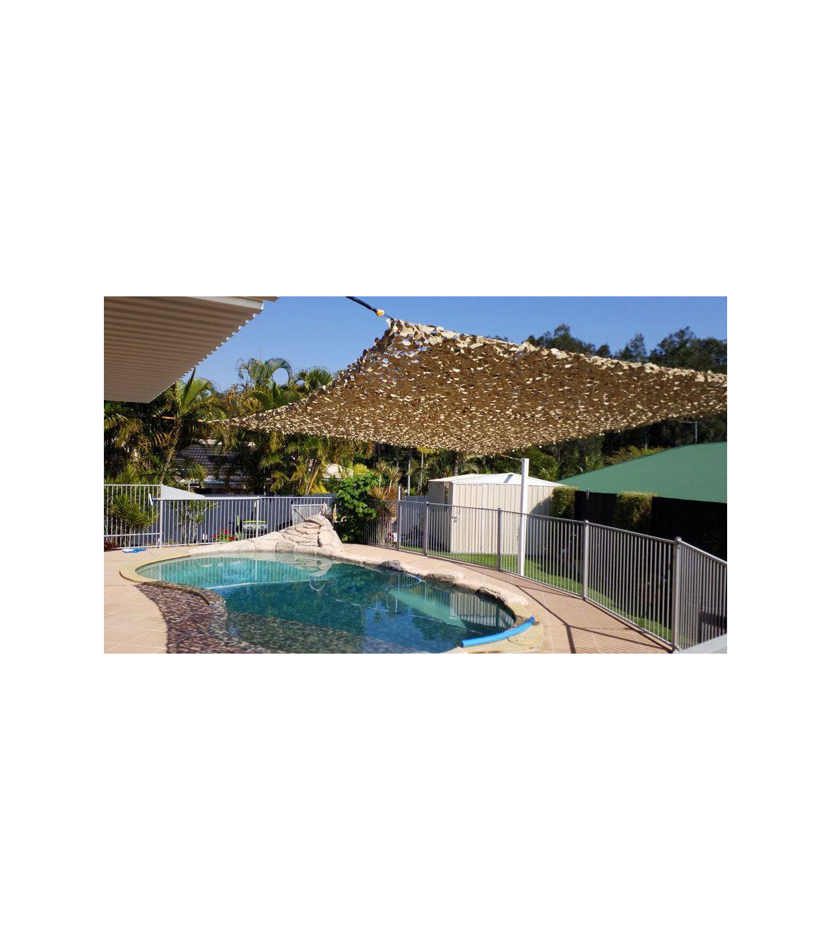 Δίχτυα Σκίασης σε τριγωνικό σχήμα με μεταλλικό πλαίσιο και πλευρά 5μ (Διαστάσεις 5x5x7μ)